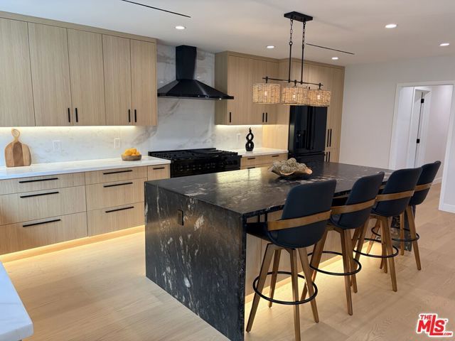 2252 Gloaming Way, Los Angeles, CA 90210