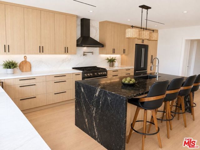 2252 Gloaming Way, Los Angeles, CA 90210