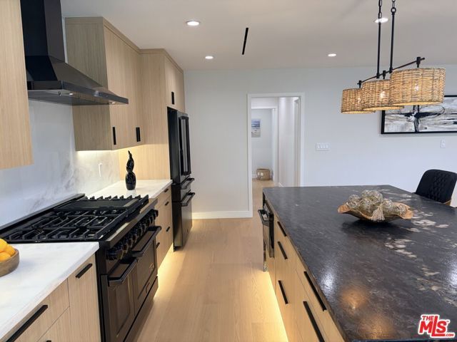 2252 Gloaming Way, Los Angeles, CA 90210