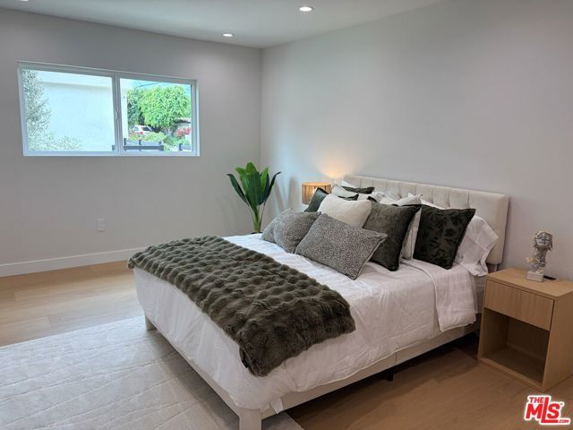 2252 Gloaming Way, Los Angeles, CA 90210