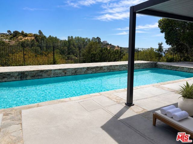 2252 Gloaming Way, Los Angeles, CA 90210