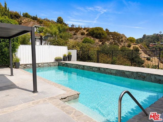2252 Gloaming Way, Los Angeles, CA 90210
