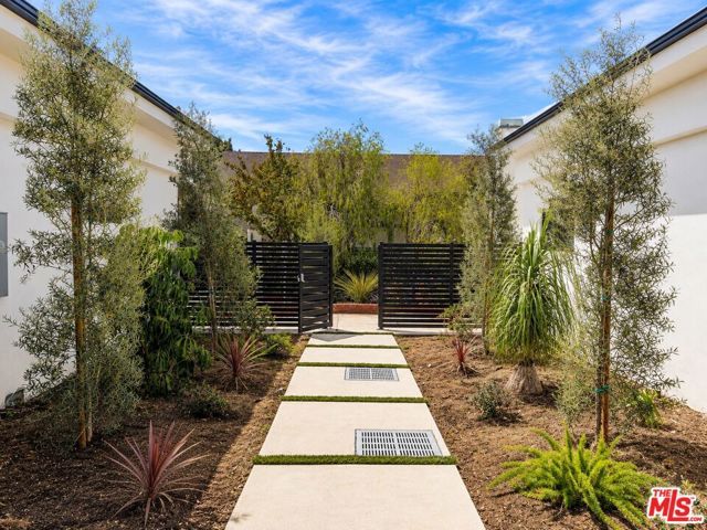 2252 Gloaming Way, Los Angeles, CA 90210