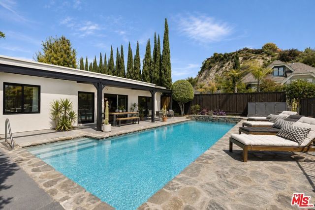 2252 Gloaming Way, Los Angeles, CA 90210