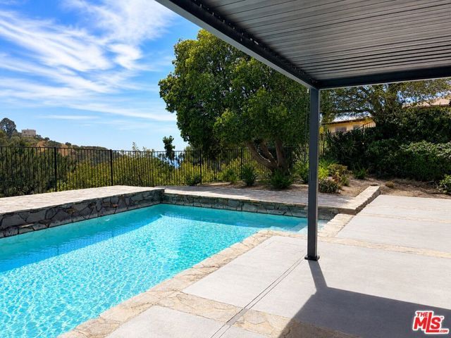 2252 Gloaming Way, Los Angeles, CA 90210