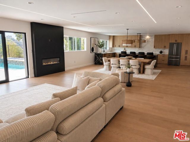 2252 Gloaming Way, Los Angeles, CA 90210