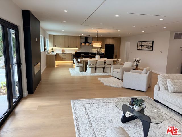 2252 Gloaming Way, Los Angeles, CA 90210