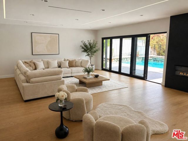 2252 Gloaming Way, Los Angeles, CA 90210