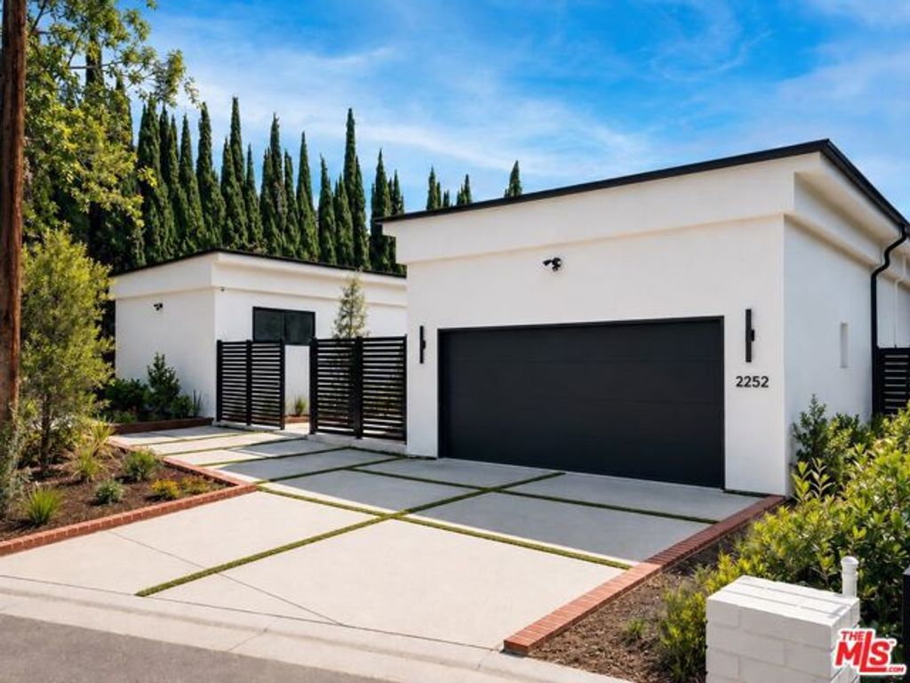 2252 Gloaming Way, Los Angeles, CA 90210