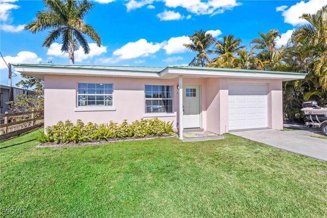 2556 Cay CV, Matlacha, FL 33993