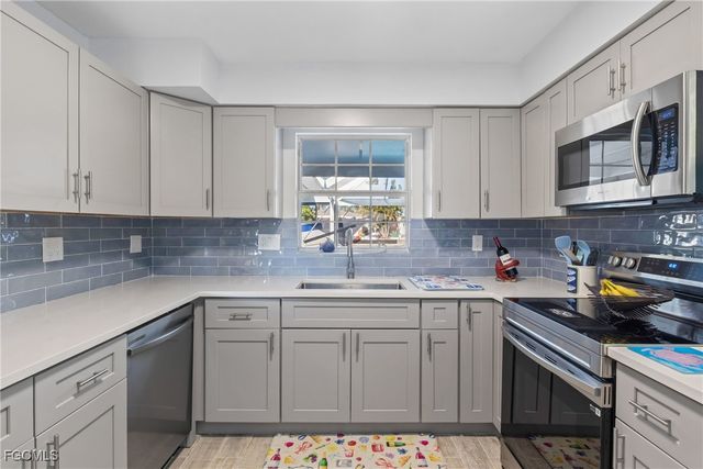 2556 Cay CV, Matlacha, FL 33993