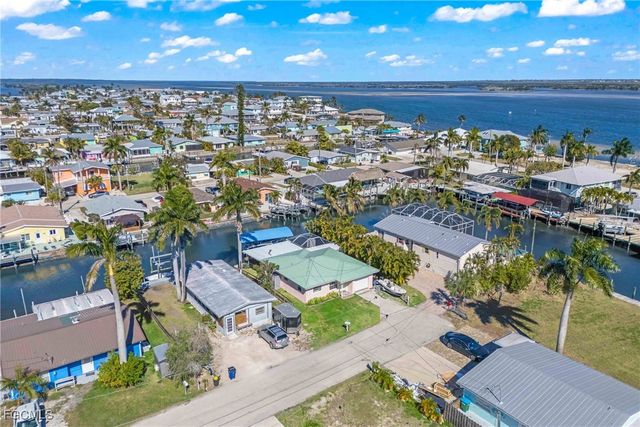 2556 Cay CV, Matlacha, FL 33993