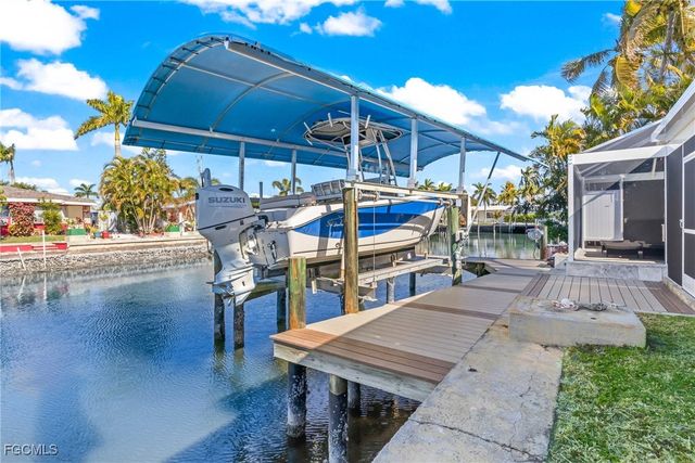 2556 Cay CV, Matlacha, FL 33993