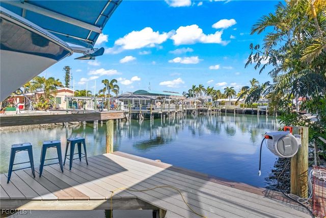 2556 Cay CV, Matlacha, FL 33993