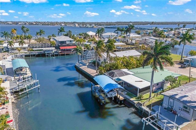 2556 Cay CV, Matlacha, FL 33993