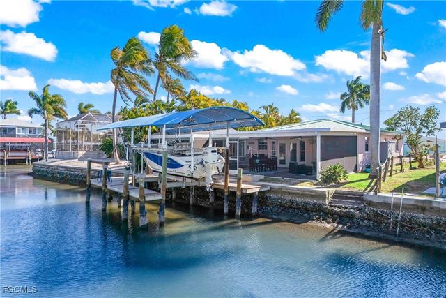 2556 Cay CV, Matlacha, FL 33993