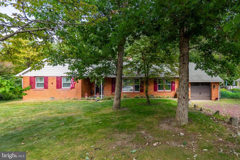 12 N LAKESIDE DR W, Medford, NJ 08055