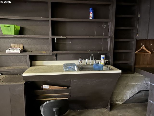 1646 OAK St, North Bend, OR 97459