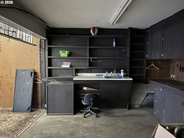 1646 OAK St, North Bend, OR 97459