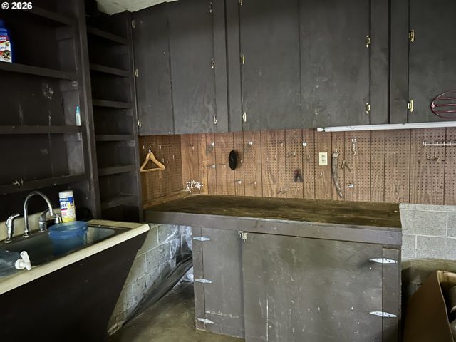 1646 OAK St, North Bend, OR 97459