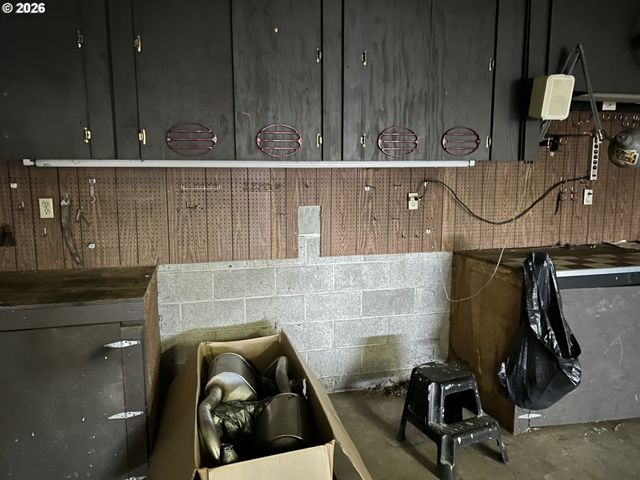 1646 OAK St, North Bend, OR 97459