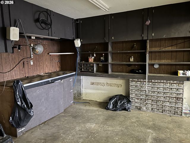 1646 OAK St, North Bend, OR 97459