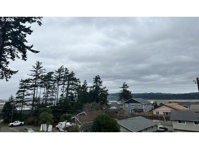 1646 OAK St, North Bend, OR 97459