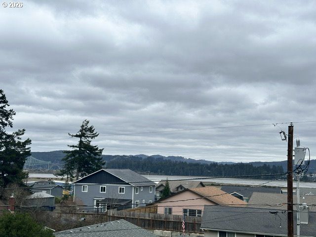 1646 OAK St, North Bend, OR 97459