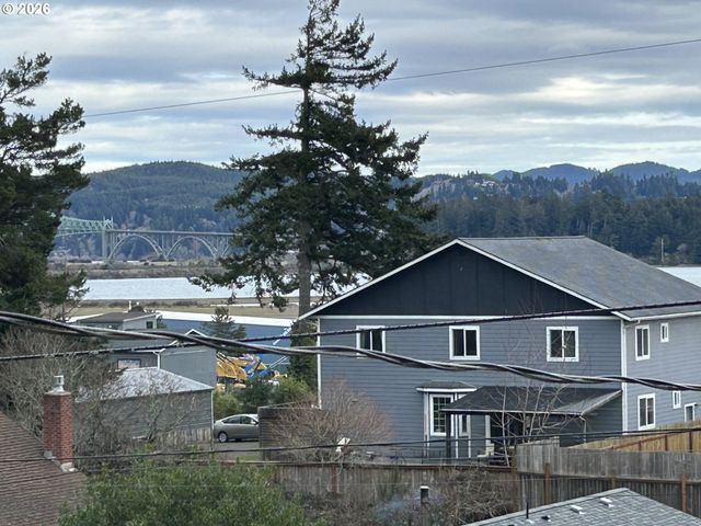 1646 OAK St, North Bend, OR 97459