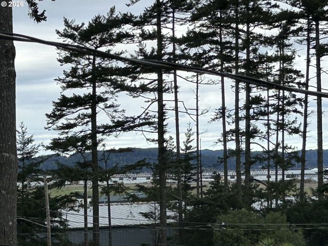 1646 OAK St, North Bend, OR 97459