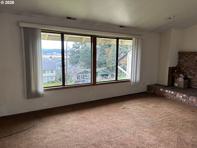 1646 OAK St, North Bend, OR 97459