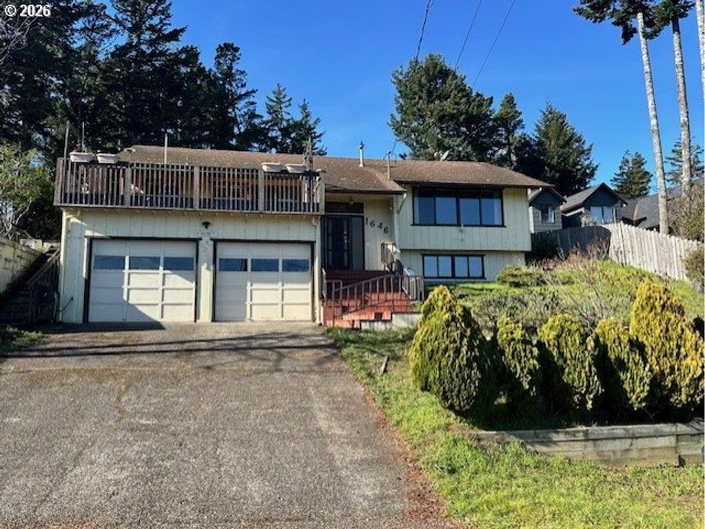 1646 OAK St, North Bend, OR 97459