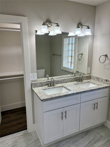 915 Hartsdale Drive, Dallas, TX 75211