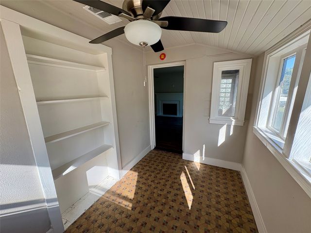 915 Hartsdale Drive, Dallas, TX 75211