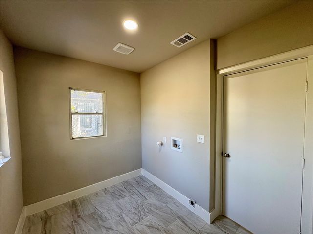 915 Hartsdale Drive, Dallas, TX 75211