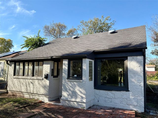 915 Hartsdale Drive, Dallas, TX 75211