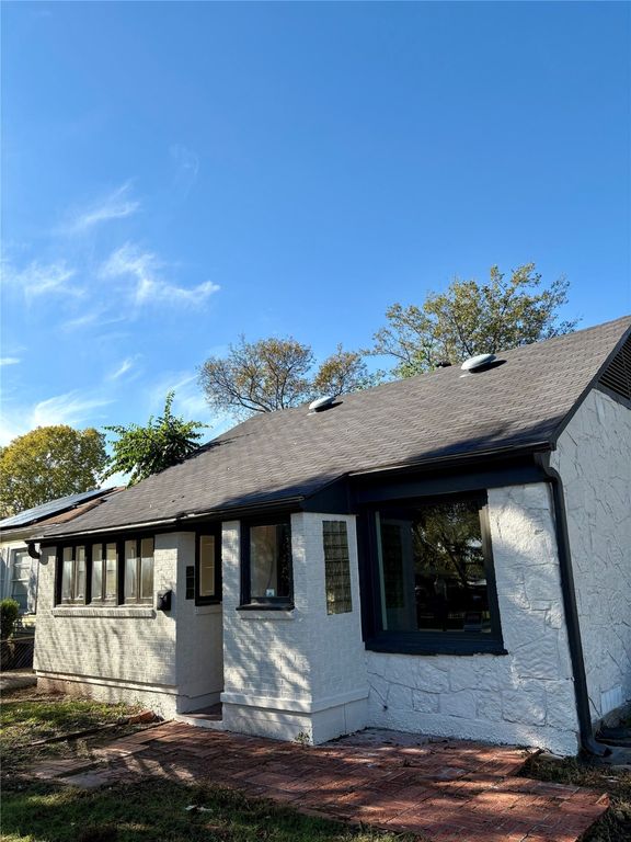 915 Hartsdale Drive, Dallas, TX 75211