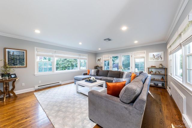 22 Oakdale Road, Rockville Centre, NY 11570