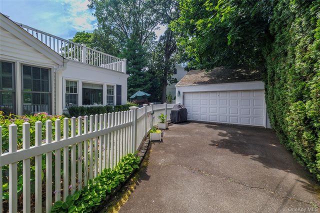 22 Oakdale Road, Rockville Centre, NY 11570