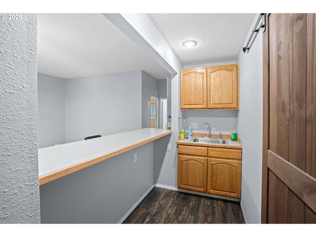 7803 Sw BARNARD Dr, Beaverton, OR 97007