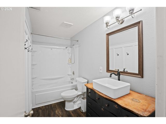 7803 Sw BARNARD Dr, Beaverton, OR 97007
