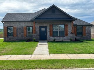 682 S Baggett Street, Prairie Grove, AR 72753