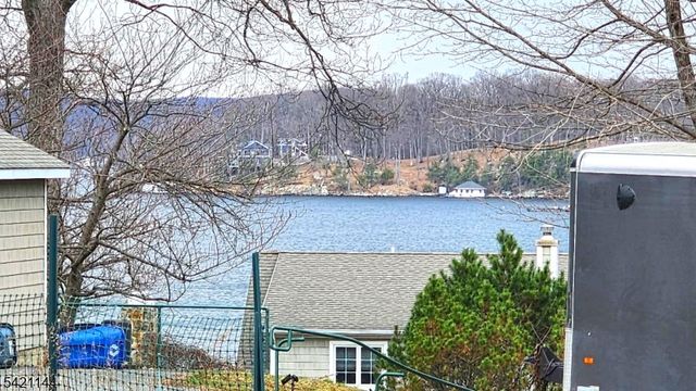 106 Maxim Dr, Hopatcong Boro, NJ 07843