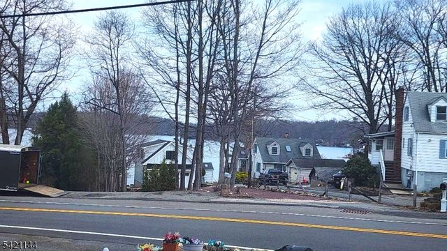 106 Maxim Dr, Hopatcong Boro, NJ 07843