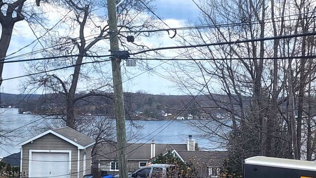 106 Maxim Dr, Hopatcong Boro, NJ 07843