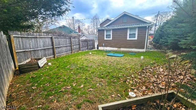 106 Maxim Dr, Hopatcong Boro, NJ 07843