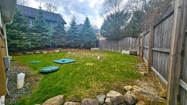 106 Maxim Dr, Hopatcong Boro, NJ 07843