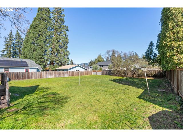 1011 5th St, Hood River, OR 97031