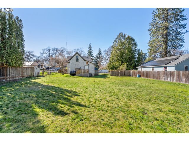 1011 5th St, Hood River, OR 97031