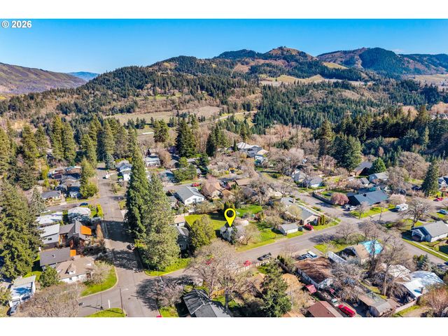 1011 5th St, Hood River, OR 97031